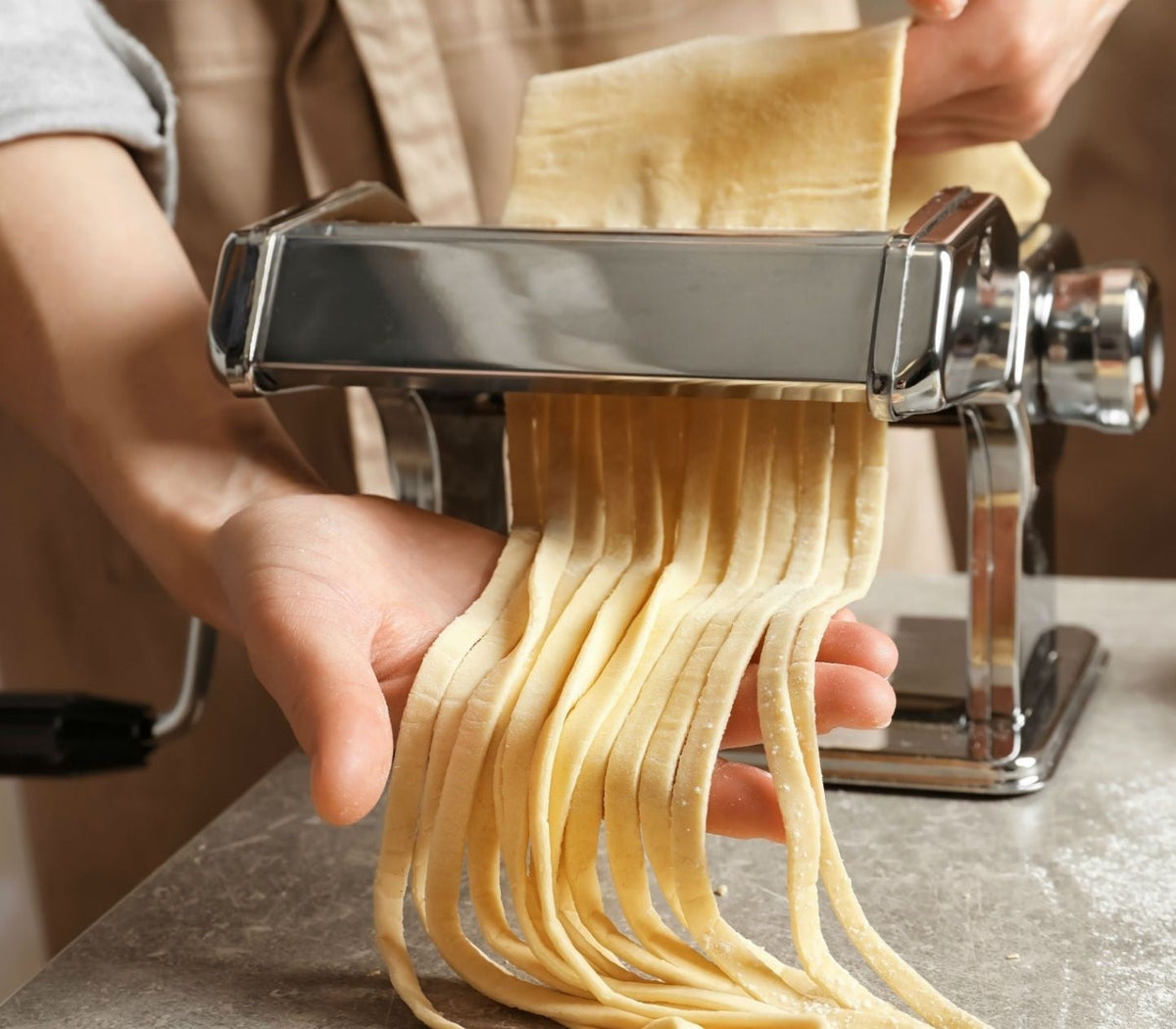 Masina pentru taitei si spaghete, 9 dimensiuni de taiere taietei, Otel inoxidabil, Accesoriu fixare de masa Aden