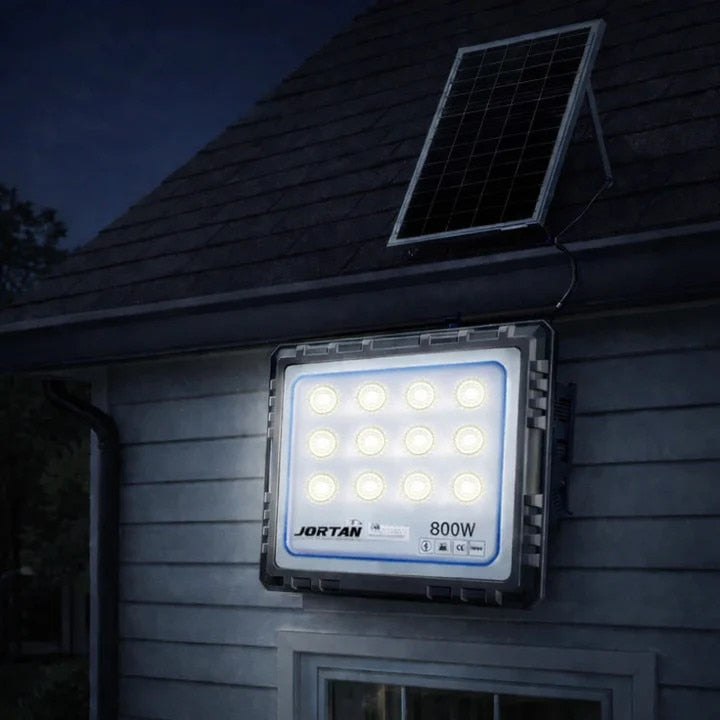 Proiector Solar LED JORTAN 800W Exterior, 12 LED-uri SMD, Lumina Alb Rece Puternica, IP66 Rezistent la Apa si Praf, Panou Solar Separat, Telecomanda, Autonomie Mare, Iluminare Curte, Gradina, Parcare, Drumuri, Spatii Comerciale